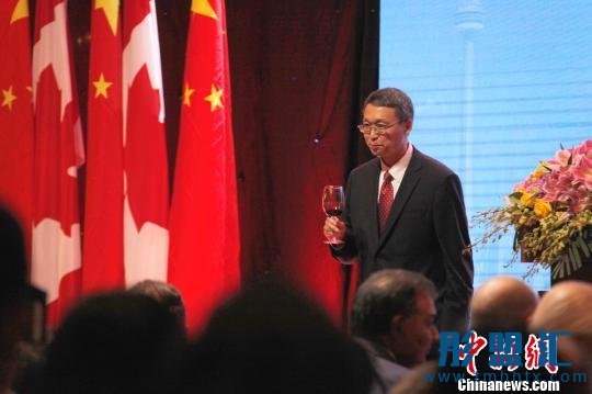 当地时间8月31日，中国驻多伦多新任总领事韩涛在总领馆举行的到任招待会上向来宾们祝酒。　余瑞冬 摄
