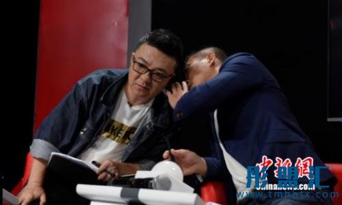认真讨论的黄健翔与董路 认真讨论的黄健翔与董路